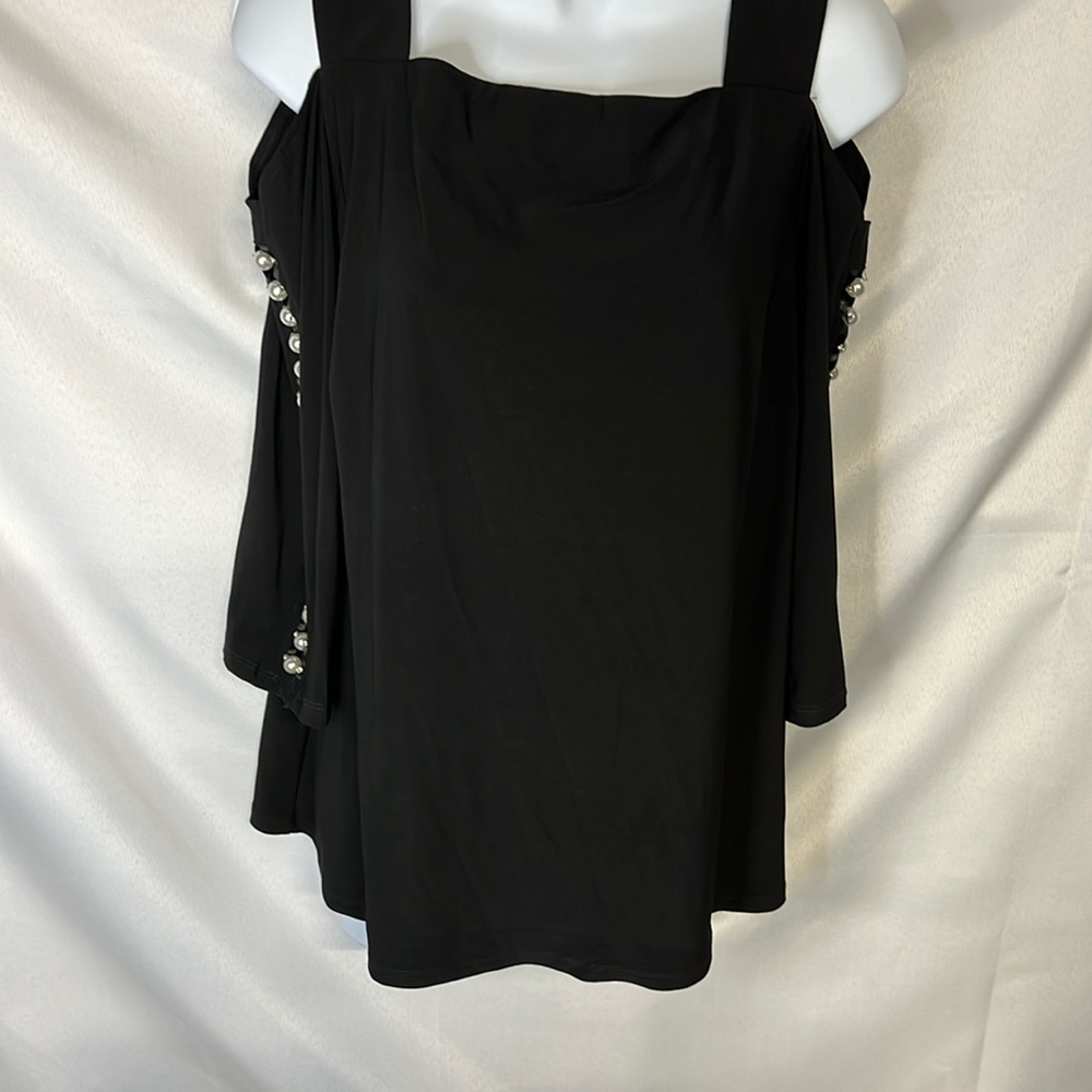 Woman’s black blouse 1x